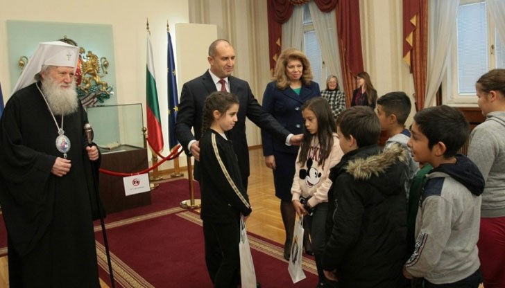 За младите хора е особено важно да разберат същината на днешния празник, заяви президентът