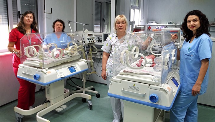 Бебетата се родиха, чрез секцио цезареа, което бе извършено от акушер-гинеколозите д-р Петър Зарзаланов и д-р Галя Георгиева