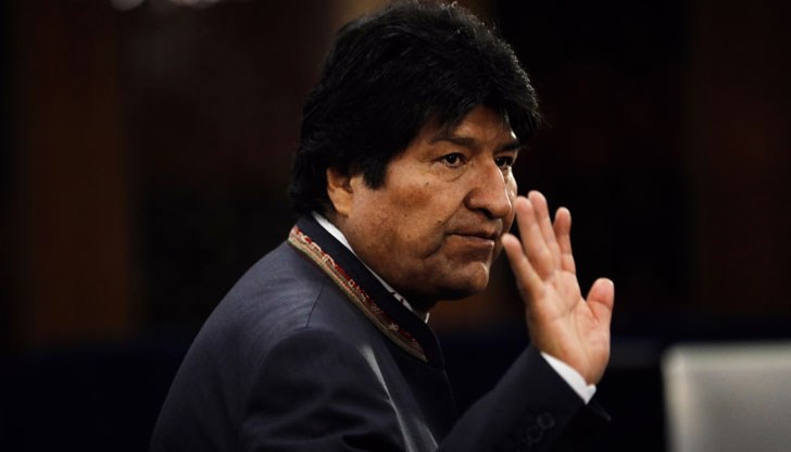 Улиците на Ла Пас веднага избухнаха в радост, а боливийците отпразнуваха оставката с фойерверки и развяха червено, жълто и зелено знаме на страната