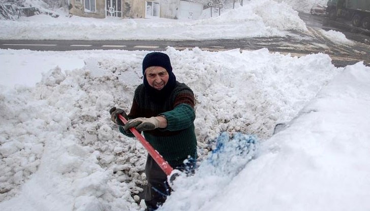 В австрийската провинция Щирия разчистваха пътища, които бяха затворени от обилен снеговалеж. Много ферми бяха откъснати от света