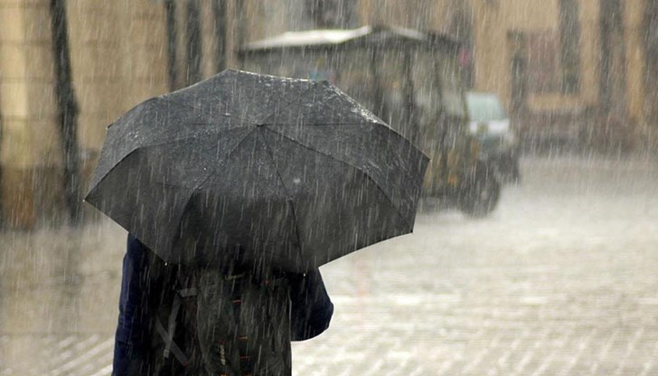 Предупредителен жълт код за обилни валежи от дъжд е обявен за утре за седем области в Южна България