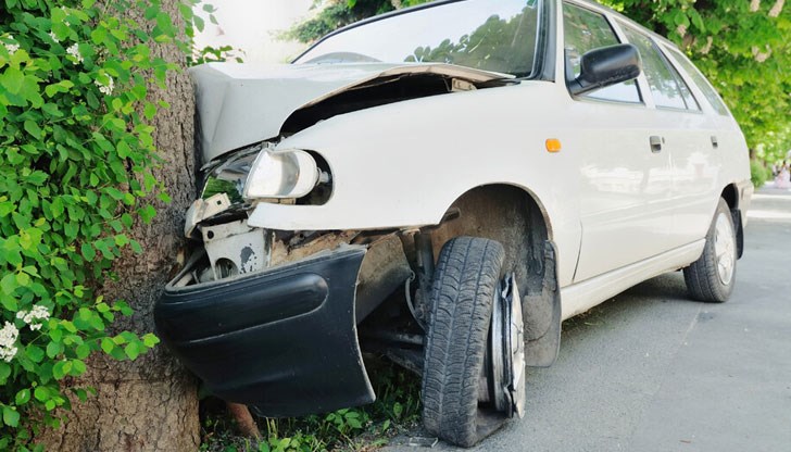 Мъжът шофирал лек автомобил "Форд" в посока Добрич, но изгубил управлението и се ударил в дърво край пътя