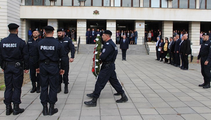 По традиция бяха положени венци и цветя пред монумента „Чест и слава“, с което беше почетена паметта на всички полицаи, загинали при изпълнение на служебния си дълг.