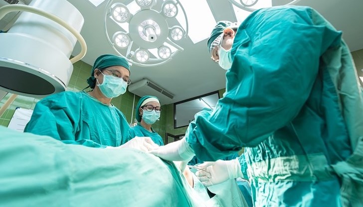 Екипът от медицински експерти, извършил процедурата, вярва, че става въпрос за първата двойна белодробна трансплантация в света