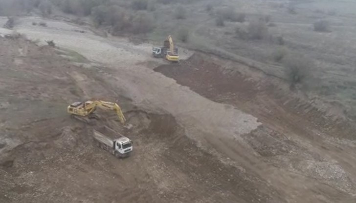 Цялото корито на река Вит в близост до строежа на новата магистрала "Хемус" представлява "лунен пейзаж"