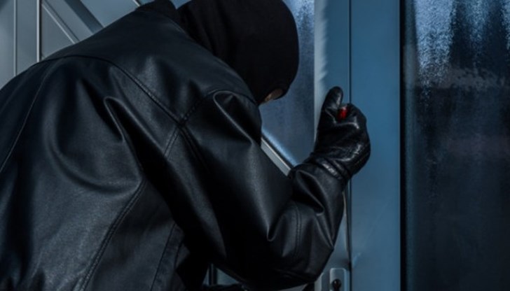 Проникването е станало след огъване на решетки и натиск върху прозорец от ПВЦ Проникването е станало след огъване на решетки и натиск върху прозорец от ПВЦ