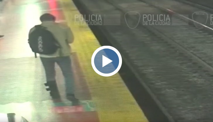 Кадри от камера в метрото показват нелеп инцидент