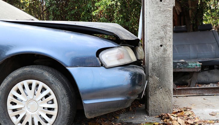 Стълбът е счупен, а трима пътници в колата са ранени Стълбът е счупен, а трима пътници в колата са ранени