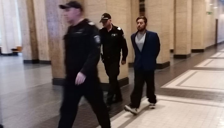 Клошарят нанесъл рани на 48-годишната жертва в областта на тила, шията и гръдния кош, отстранил половите му органи, а когато органите на реда се отзовали на сигнала намерили трупа със стърчащ от гърлото му нож