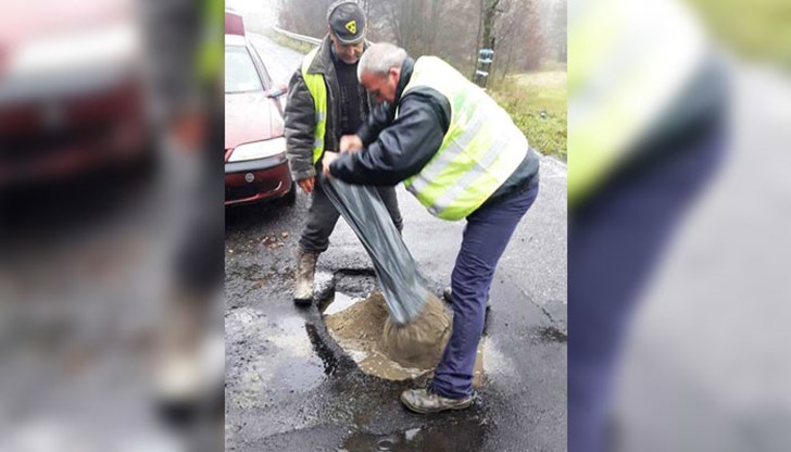 Въпреки многократните ми обаждания до съответните държавни институции за образувалите се дупки в участъка, досега не бяха предприети мерки, заяви кметът на Падина Въпреки многократните ми обаждания до съответните държавни институции за образувалите се дупки в участъка, досега не бяха предприети мерки, заяви кметът на Падина