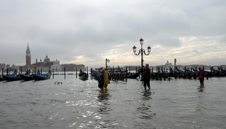Евакуираха стотици в различни части на Италия Евакуираха стотици в различни части на Италия