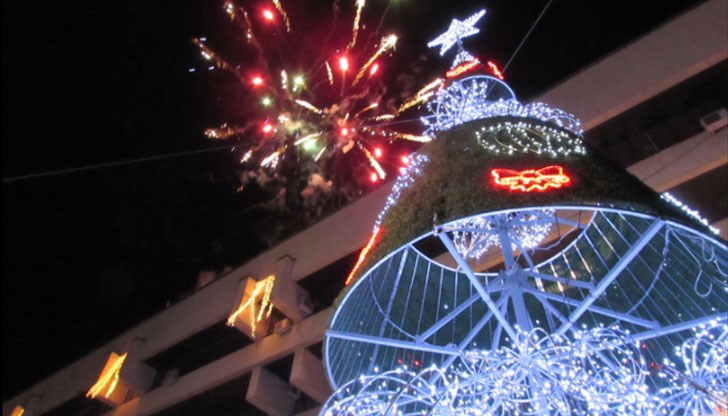 Кметът Пенчо Милков ще запали светлините на 13-метровото дърво в центъра на града Кметът Пенчо Милков ще запали светлините на 13-метровото дърво в центъра на града