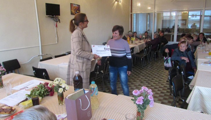 20 мъже и жени с посребрели коси вече могат да сърфират в интернет