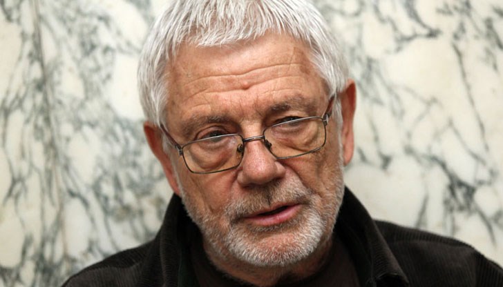 Поетът иска публичен процес по обвинението, образувано срещу него заради пътен инцидент в Бургас