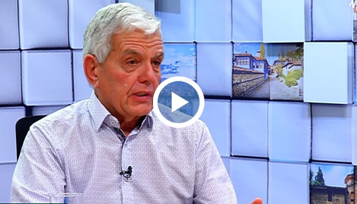 Тук нещата са тотално сбъркани, заяви писателят, който от 1985 година живее във Франция