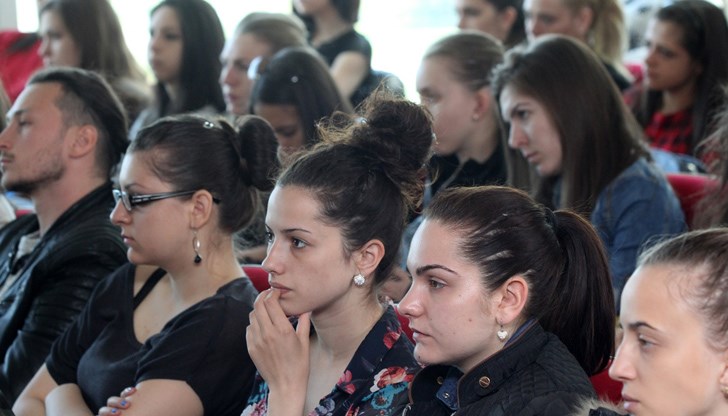 Броят и общата сума на отпуснатите студентски кредити, гарантирани от държавата, през последните години намаляват постоянно Броят и общата сума на отпуснатите студентски кредити, гарантирани от държавата, през последните години намаляват постоянно