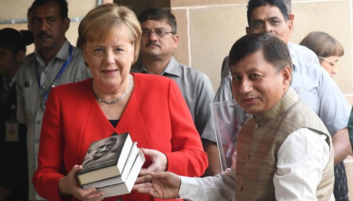 Германският канцлер изслуша седнала националните химни