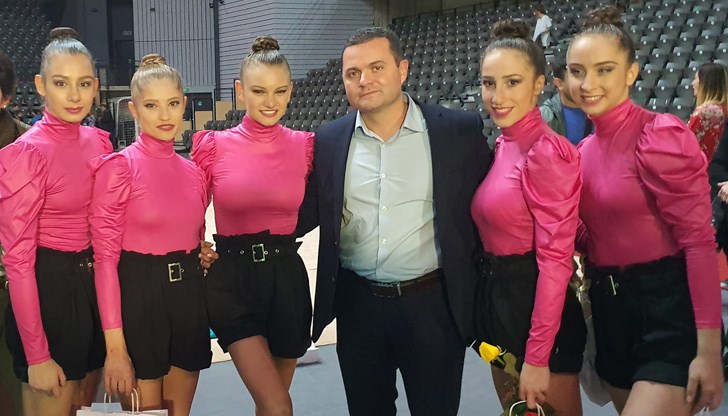 Пенчо Милков се снима със Златните момичета