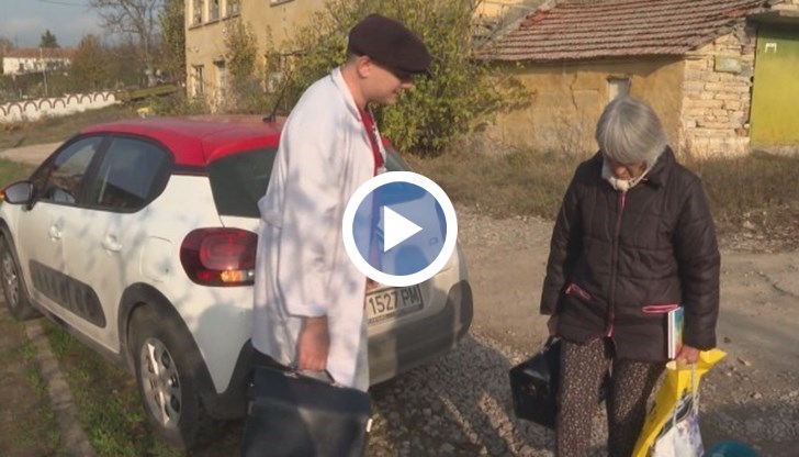 В чирпанското село Винарово здравната служба е затворена и лекарят преглежда и консултира хората на улицата