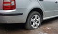 Двама младежи нарязаха гумите на 13 коли в Шумен