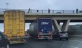 Тираджия спря камиона си под мост, за да спаси момиче