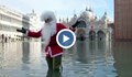 Дядо Коледа обу гумени ботуши, за да се разходи по „Сан Марко”