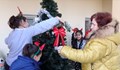 Баби и внучета заедно украсяваха елха в Ценово