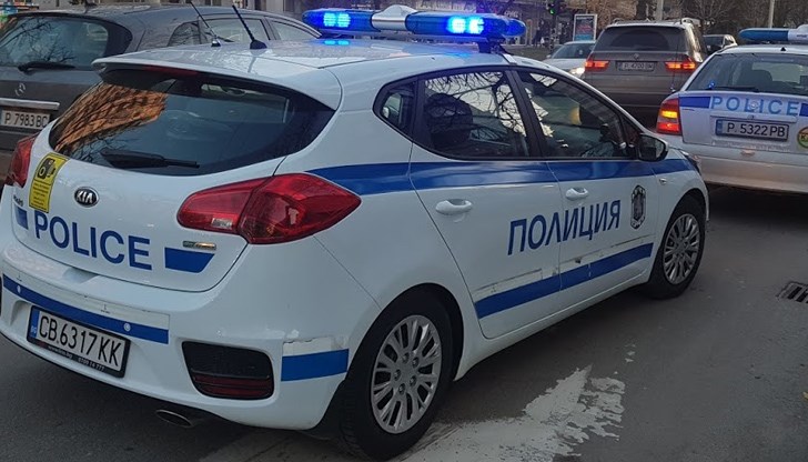 Шофьорът му скъсал жилетка и посегнал да вземе служебното му оръжие Шофьорът му скъсал жилетка и посегнал да вземе служебното му оръжие