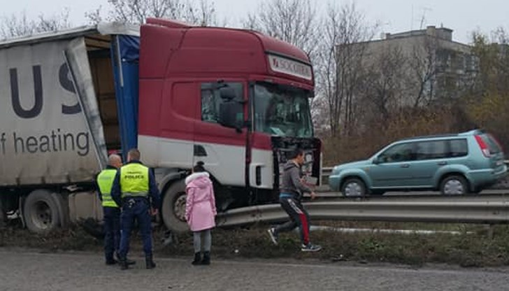 Инцидентът е станал този следобед след бензиностанция ЕКО