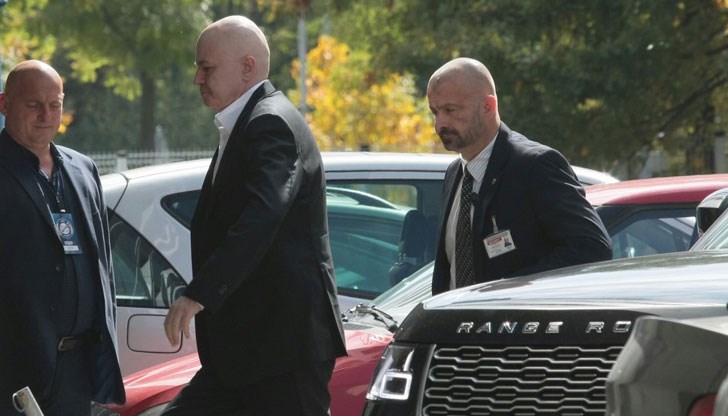 Изданието се опитва да намери отговор на въпроса откъде идват амбициите на Слави Трифонов, който основа партия през октомври и в същото време твърди, че не се интересува от властта Изданието се опитва да намери отговор на въпроса откъде идват амбициите на Слави Трифонов, който основа партия през октомври и в същото време твърди, че не се интересува от властта