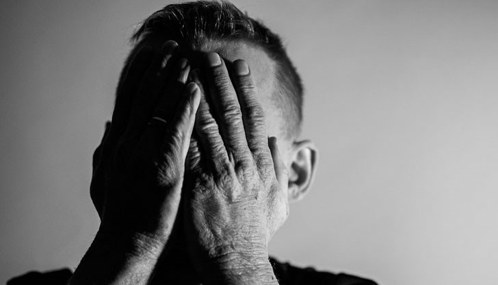 След света на мълчанието, един мъж слиза в света на вечния мрак След света на мълчанието, един мъж слиза в света на вечния мрак