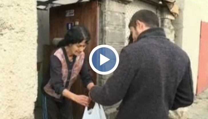 Сред тях е жена, която отглежда сама двете си внучета