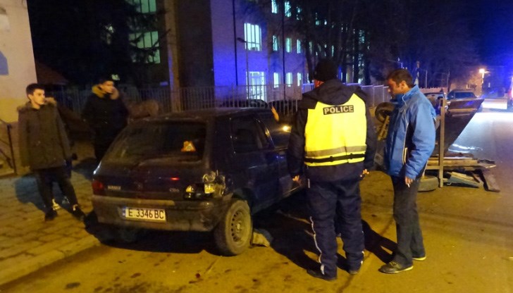 Каруцата се блъснала в паркирана кола и се преобърнала