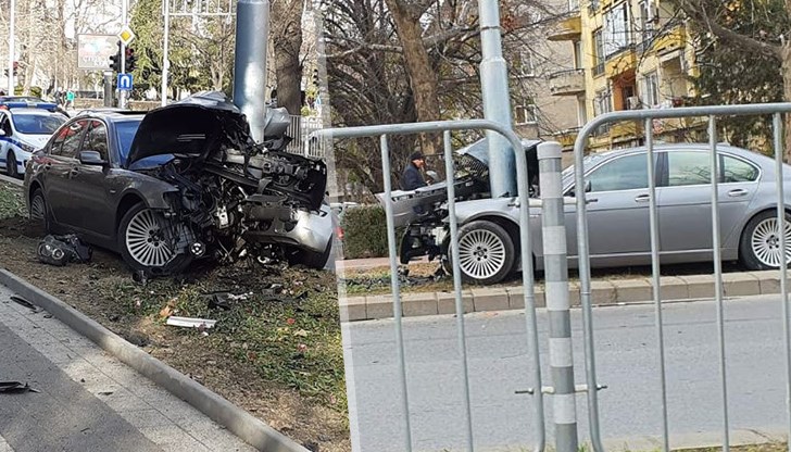 БМВ се е вряза в стълб от уличното осветление и предницата му буквално се разполови на две