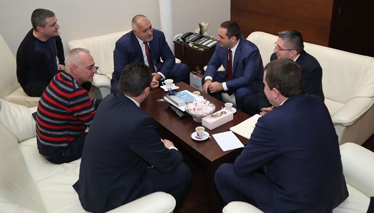 Хилядите язовири съсипани, въздухът отровен, хората избягали, а договорите – заробващи