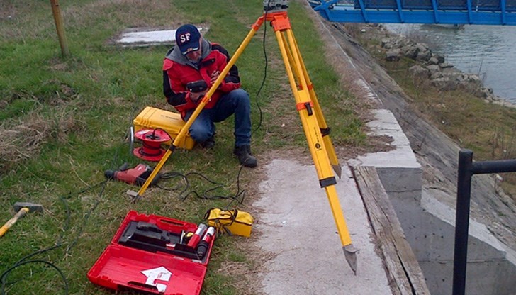 Знаците представляват бетонови стълбове, гранитни блокове, метални болтове, плочки и др.