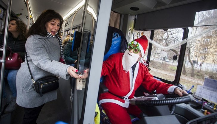 Веселият старец раздава бонбони и дребни подаръци на пътниците