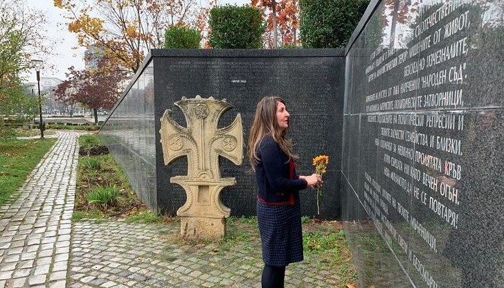 Американският посланик отдаде почит пред Мемориала на жертвите на комунизма в София