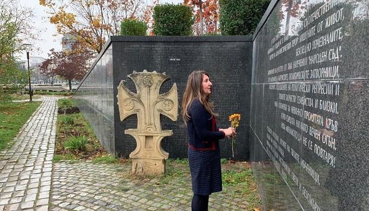 Американският посланик отдаде почит пред Мемориала на жертвите на комунизма в София