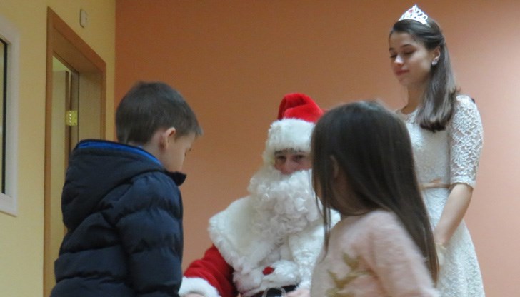 Детски смях и глъчка изпълниха голямата зала в сградата на Областната дирекция на полицията