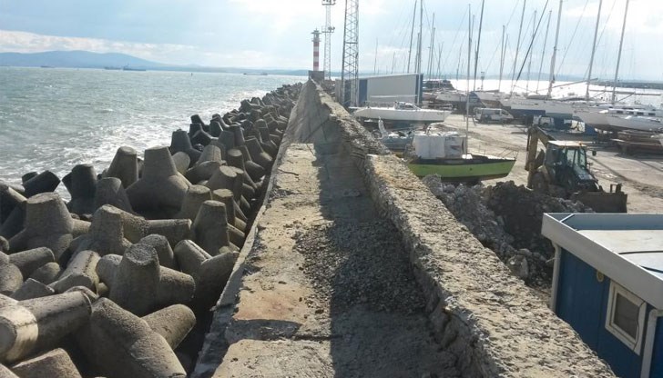 Скоростта на вятъра е 16 метра/секунда, а при пориви  достига до 20 м/сек