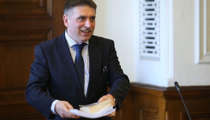 Министър Кирилов рекъл, че няма да се обяснява не само пред журналистите, но и пред читателите. Той, министърът, си има много по-важни дела за вършене - да гледа умно, да кима съсредоточено, да се усмихва сдържано...