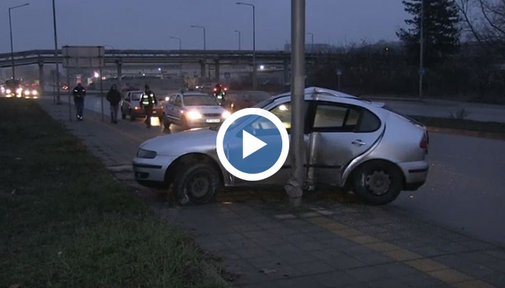 Лек автомобил се заби в стълб от уличното осветление