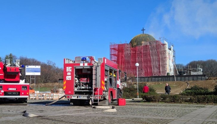Пожар е избухнал в подкуполното пространство на Пантеона на възрожденците в Русе