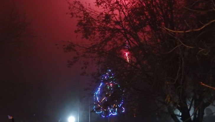 Запалването на коледните светлини в общинския център бе придружено и от пищна заря