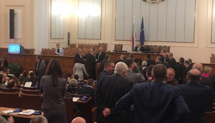 Днешното заседание на парламента бе прекратено при приемането на второ четене на бюджета на ДОО, заради разправия между депутатите