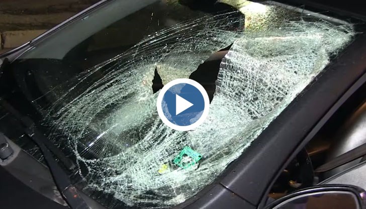 Ударът е бил толкова силен, че предното стъкло на колата е потрошено, а шапката и ботушите на мъжа са отхвръкнали на десетина метра