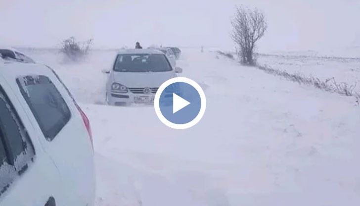 Десетки коли, които са заседнали в снега, на места покривката достига 1 метър