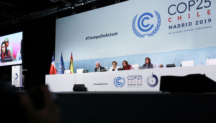 След две седмици обсъждания и допълнителни два дни за разговори изтощените представители на близо 200 държави постигнаха съгласие по основния въпрос- да се ограничи замърсяването с въглеродни емисии