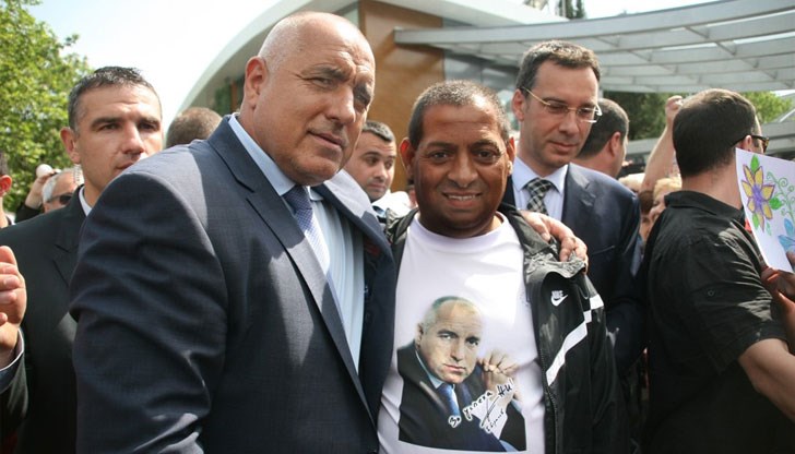 Чувстват се щастливи като прасе в кал, когато са сред себеподобни, които са на власт Чувстват се щастливи като прасе в кал, когато са сред себеподобни, които са на власт